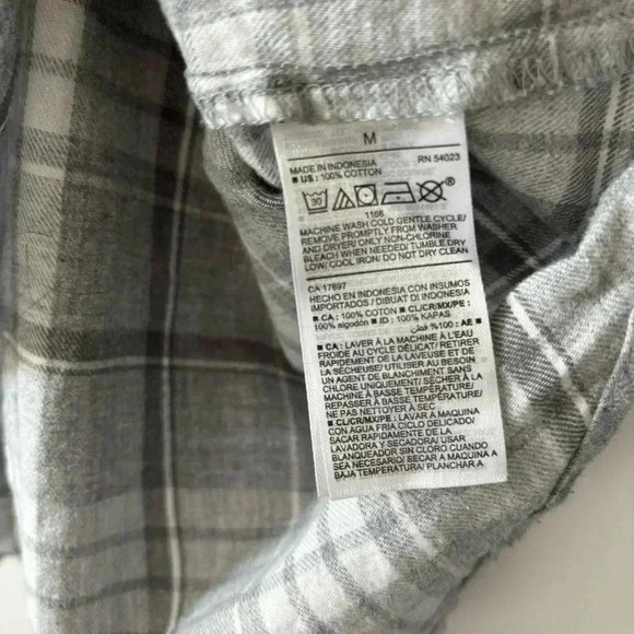 Old Navy Women Medium Flannel Classic Shirt Button Down Fall Season - Picture 3 of 4
